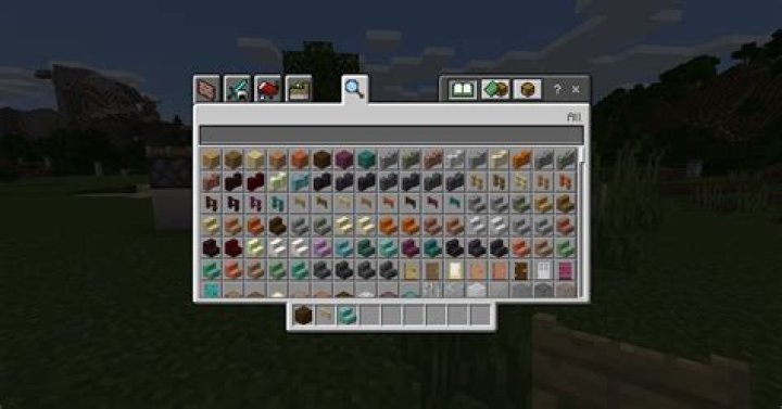 How do I clear my hotbar in Minecraft Bedrock Edition on PC?